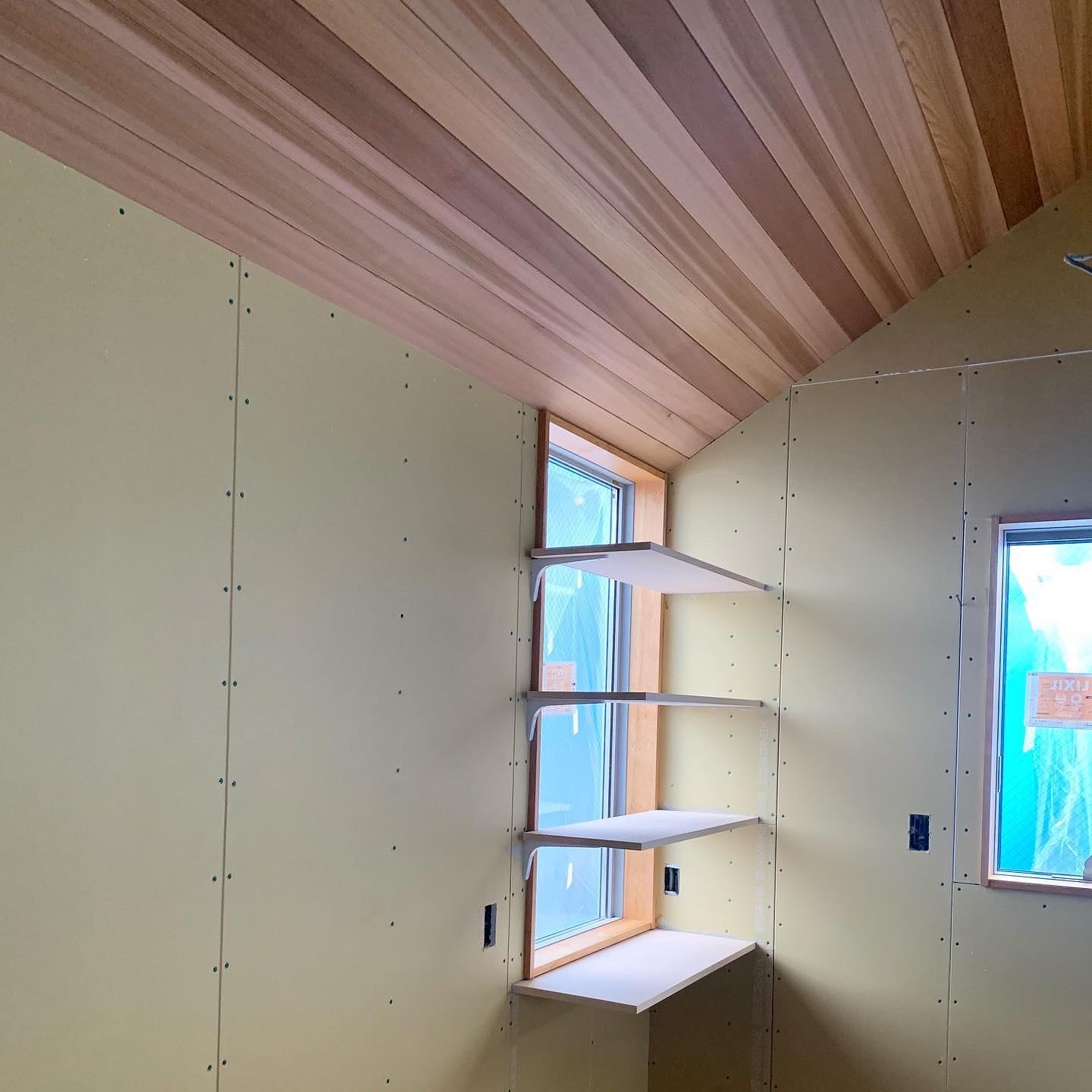 現場打ち合わせ。天井の一部を勾配+板貼り、いい感じ。 #設計事務所 #建築家 #住宅 #建築 #渡辺泰敏建築設計事務所 #愛知 #東京 #家づくり #デザイン #リノベーション